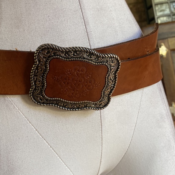LIZ CLAIBORNE LEATHER BELT WITH BUCKLE 35 INCHES BROWN - Picture 3 of 9